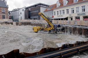 Arbejdet med at fæstne spundsvæggene på Store Torv. Foto: Klaus Madsen