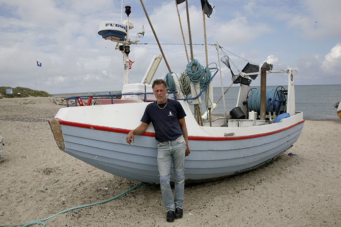 Fiskeriet foregår fra prammen "Bettina" - opkaldt efter en af Bennys piger.