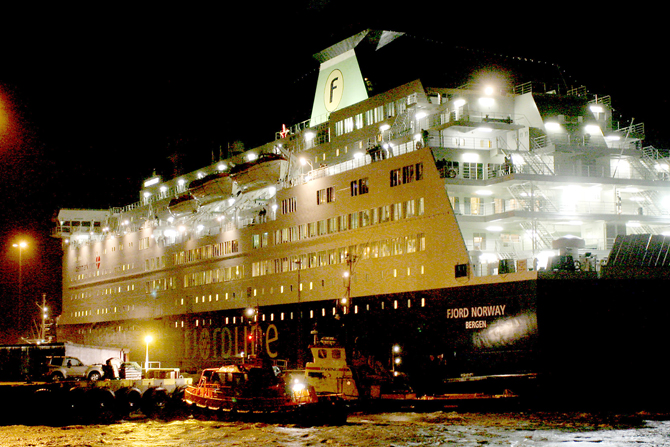 Fjord Norway. Lodsbåden og bugserbåden Svend ved færgens agterende. Tekst: Jens Fogh Andersen Foto: Klaus Madsen 201203