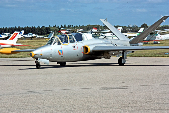 OY-FGA Fouga CM.170 Magister Byggeår: 1959 S/N: 230 M 00843 ? 14.02.01 Niels Egelund, Frederiksberg Alle 100, 2.th., 1820 Frederiksberg C M 00867 08.05.01 Niels Egelund, Frederiksberg Alle 100, 2.th., 1820 Frederiksberg C M 00880 04.07.01 Niels Egelund, Frederiksberg Alle 100, 2.th., 1820 Frederiksberg C 13300 13.08.01 Niels Egelund, Frederiksberg Alle 100, 2.th., 1820 Frederiksberg C Brændt på EKRK 2005 Registrering/-er: Frensh Air Force No. 230, 313-CV, 2-HA, F-GLMO, OY-FGA CoA nr.: 5770 Konstruktion: Fouga et Cie. Fabrik.: Potez-Air Fouga Cie, Toulouse, Frankrig. MTOW: ? kg, max. pass.: ? MTOW: 3230 ? kg, antal sæder: 2 Bem.: Typen blev anvendt af det franske opvisningshold ”Patrouille de France” i 20 år og er det første af typen på dansk register. Det flyver på ”Experimental”- luftdygtighedsbevis. Temmelig hårdt beskadiget (brændt) den 30.apr.2005 efter afbrudt start. Genopbygget af Air Service, Vamdrup med bl.a. bagkroppen fra F-GPHU (S/n 374) anskaffet fra Dutch Historic Jet Association, Lelystad, Holland. Genopbygningen blev foretaget af flymekaniker Thomas Møller, Thisted, men på værksted i Vamdrup. OY-FGA skulle egentligt have været skrottet, men en genopbygning blev valgt i stedet for anskaffelse af et andet, flyvedygtigt fly. SLV tillader nemlig ikke længere dansk-registrering af importerede udenlandske militære jetfly! Niels Egelund er professor ved Danmarks Pædagogiske Universitet og deltids luftkaptajn på Bae 146 i Atlantic Airways (2003). 