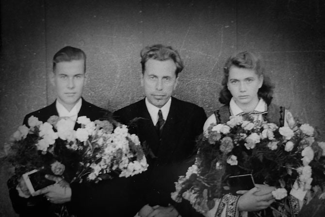 I 1946 blev Laimonis, sammen med en pige der også var flygtet fra Letland, konfirmeret i Køge Kirke. Præsten, i midten, var også fra Letland.