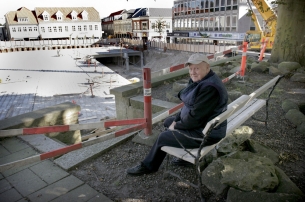 Med godt overblik over Storetorv tager Reinhardt Thorsen hver dag plads på bænken under museumsbøgen.